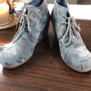 Toms bootie Size 8.  Excellent shape!  My daughter wanted these but didn’t wear.